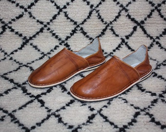 Babouches CUIR Camel avec Talons - Fabrication Marocaine 100% FAIT MAIN - Homme & Femme - Du 35 au 45 -