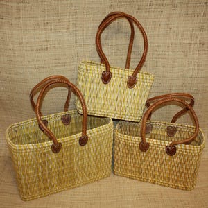 Zweifarbiger Binsenkorb mit langen Henkeln - Weiden-Einkaufstasche, Strohtasche zum Einkaufen, für den Markt, den Strand...