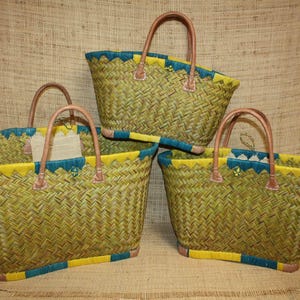 美しいショッピングバスケット - マダガスカル - イエロー＆ターコイズ トートバッグ - 手編み - 3サイズから選択可能 - ビーチウィッカーストロー