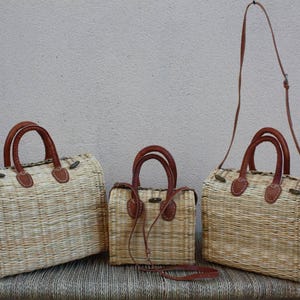 Panier tressé fermé bouton bois - Sac à main bandoulière / Cabas à courses chic : Choisissez celui qui vous convient ! CRÉATION UNIQUE