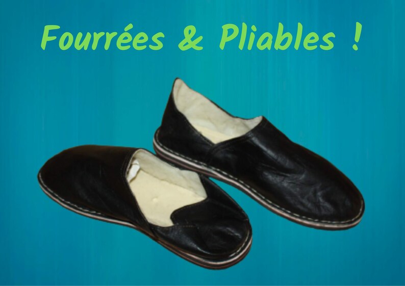 Op de afbeelding: Twee paar zwarte leren slippers met een witte voering. De slippers zijn gevoerd met wit bont en hebben een gestikte naad rond de rand. De tekst "Fourr&eacute;es & Pliables!" staat in het groen op een blauwe achtergrond.