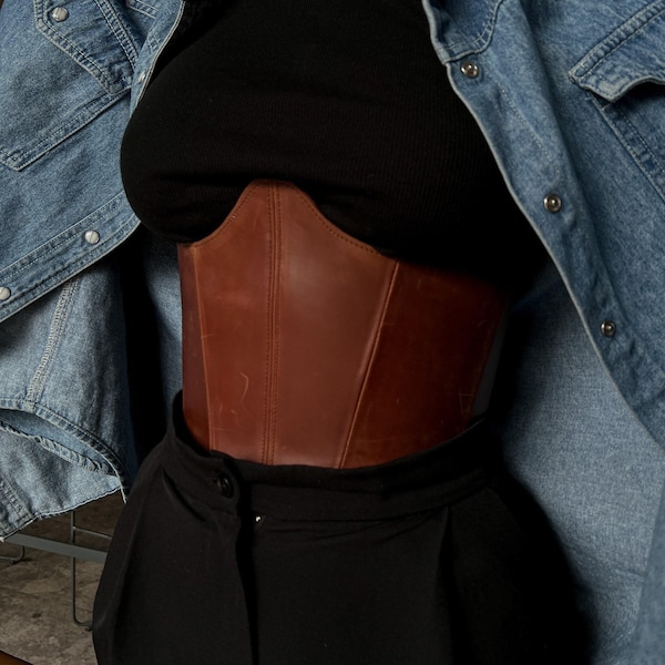 Cintura corsetto sottoseno in pelle, stile rinascimentale, realizzata su misura