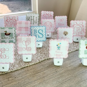 Personalisiertes Nachtlicht mit austauschbarem Lampenschirm, Nachtlicht mit Monogramm, Nachtlicht, Kinderzimmer Dekor, Baby Geschenk