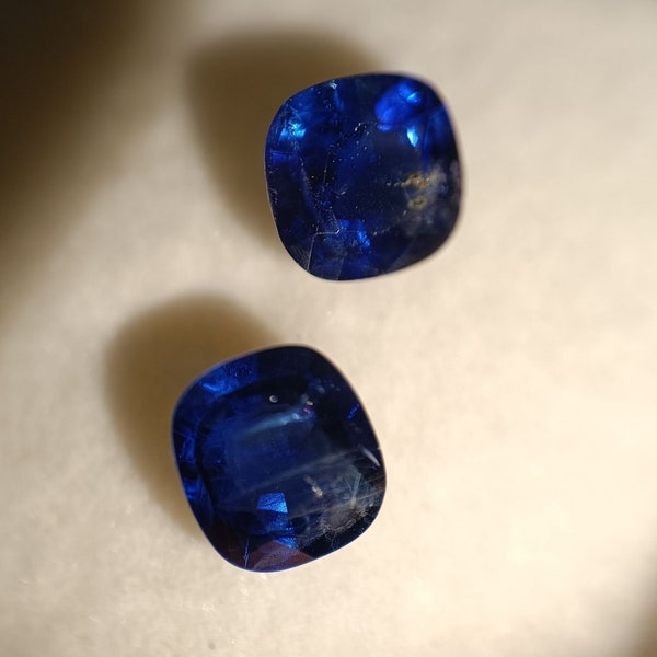 Sublime très rare paire 100% naturel vivid royal blue Saphirs du Vietnam Luc Yen non chauffé 2,30 carats taille coussin.