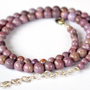 Collier lavande et jade : perles de pierres précieuses violettes naturelles avec cadenas en argent 925