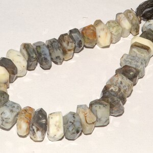 Szlifowane koraliki z opalu dendrytowego: bryłki o średnicy 10-12 mm, sznur 8-calowy