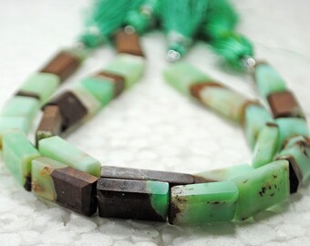 Könnte beinhalten: Eine Kette aus grünen und braunen Edelsteinperlen. Die Perlen sind rechteckig und haben eine polierte Oberfläche.