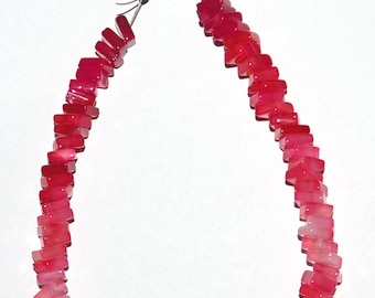 Perles de calcédoine rose vif : rang de pierres précieuses carrées lisses, 5-6 mm