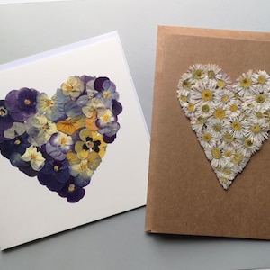 Carte de voeux coeur. Carte coeur fleurs pressées. Carte faite main. Carte d'anniversaire. Carte florale. Carte pour maman, carte de Saint-Valentin.