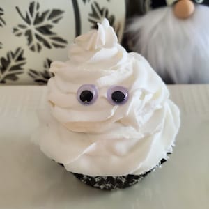 Cupcake de fantasma falso, cupcake falso, cupcake de Halloween, comida falsa, bandeja de dulces, pastel falso, bandeja de otoño