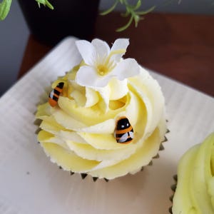 Cupcake de abelha artificial, decoração de bandeja com camadas de abelha, decoração de abelha, bandeja com camadas de abelha, presentes de cupcake, bolo falso, adereço de comida