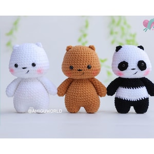 Op de afbeelding: Drie gehaakte beer amigurumi speelgoed. De eerste is wit, de tweede is bruin en de derde is een panda beer met zwart-witte kleuren. Elke beer heeft een lachend gezicht met roze wangen. De woorden "PDF PATTERN" staan links.