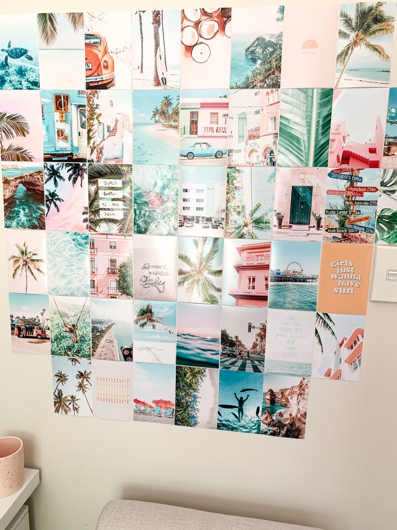 Puede incluir: Un collage de fotos en una pared que presenta destinos tropicales, palmeras, playas y escenas del oc&eacute;ano. Las fotos est&aacute;n dispuestas en una cuadr&iacute;cula y incluyen texto como "Life's Better at the Beach" y "Girls Just Wanna Have Sun".