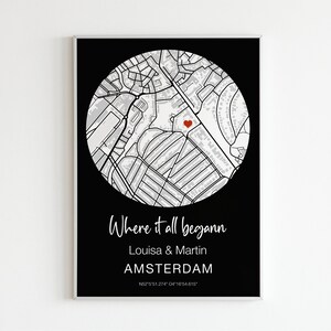 Pu&ograve; includere: Stampa di mappa in bianco e nero con un cuore rosso che segna una posizione ad Amsterdam, Paesi Bassi. Il testo recita "Where it all began" con i nomi Louisa & Martin e le coordinate N52&deg;21'51.274" E4&deg;16'54.615".