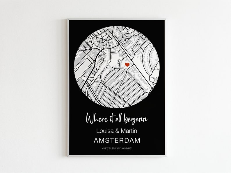 Pu&ograve; includere: Stampa di mappa in bianco e nero con un cuore rosso che segna una posizione ad Amsterdam, Paesi Bassi. Il testo recita "Where it all began" con i nomi Louisa & Martin e le coordinate N52&deg;21'51.274" E4&deg;16'54.615".