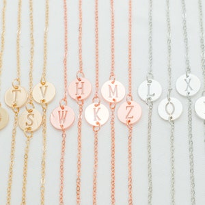 Pulsera de disco de letras en oro, oro rosa y plata • joyería de letras personalizadas • Pulsera de monedas • Pulsera de alfabeto • brazaletes de letras