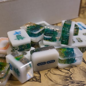 Mini Travel-Sized Resin Riichi Mahjong Tiles – White Fronts with Colored Inking & Green-Blue Swirl Backs
