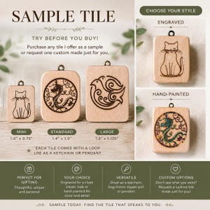 Puede incluir: Azulejos rectangulares de madera con anillas metálicas, disponibles en tamaños mini 2,54 x 1,91 cm, estándar 3,56 x 2,54 cm y grande 3,81 x 2,86 cm. Los diseños incluyen gatos, dragones y pájaros grabados, y un dragón pintado a mano.