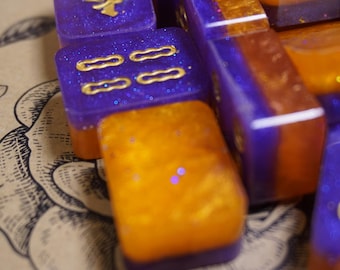 Fichas de Mahjong Riichi - Diseña las tuyas – Juego de fichas de resina personalizadas, únicas y de tamaño viaje.
