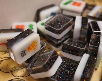 Riichi Mahjong - Mini Travel-Sized Resin Tiles – White Fronts with Colored Inking & Black Glitter Backs