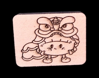 Dragón chino kawaii: fichas de mahjong de madera grabadas a mano