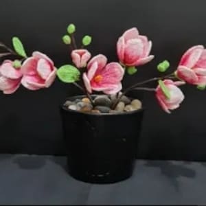 簡単なかぎ針編みのマグノリアの花のパターン PDF | 無料ビデオチュートリアル付きの DIY かぎ針編みの花飾り | 手頃なステップバイステップガイド