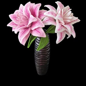 簡単なかぎ針編みのバラとユリの花のパターン PDF | 無料ビデオチュートリアル付きの DIY かぎ針編みの花飾り | 手頃なステップバイステップガイド