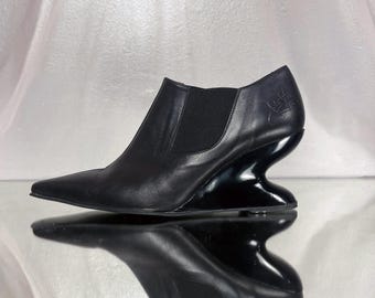 Czarne skórzane szpilki John Fluevog z lat 2000. z wycięciem na pięcie i spiczastym noskiem