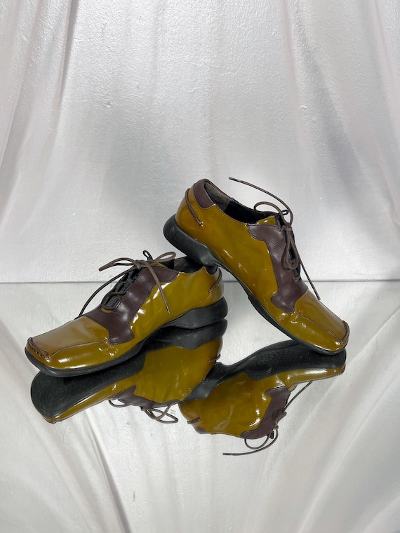 Prada FW 1999 patent leather lace up shoes  in dark mustard with contrasting brown panel chunky sole sneakers | rare archive prada