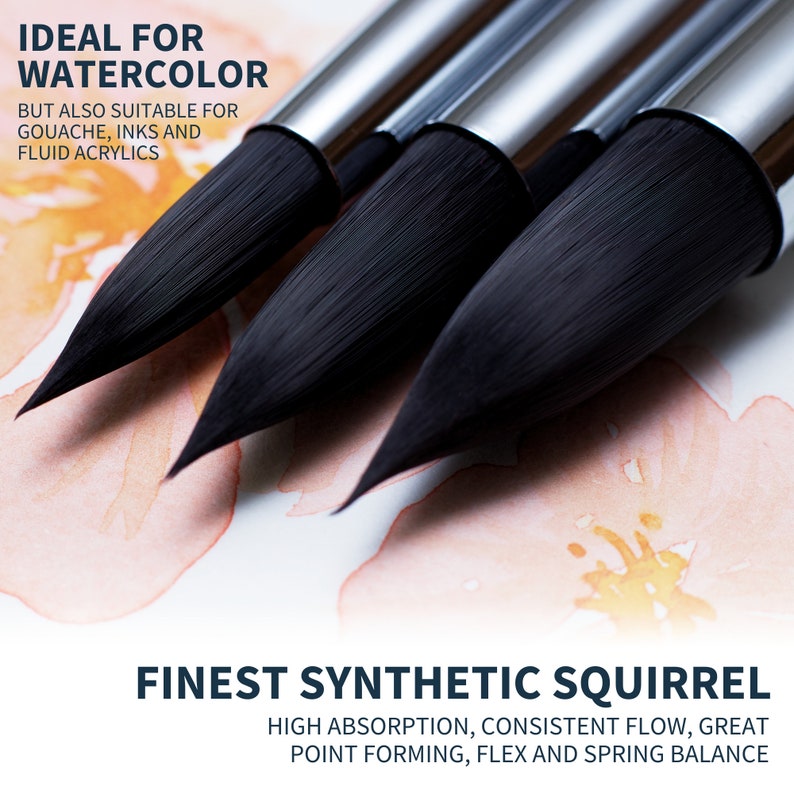 Op de afbeelding: Vier zwarte en zilveren aquarelkwasten met een puntige punt. De tekst "IDEAL VOOR WATERVERF MAAR OOK GESCHIKT VOOR GOUACHE, INKT EN VLOEIBARE ACRYLVERF" staat boven de kwasten. De tekst "FINEST SYNTHETIC SQUIRREL HIGH ABSORPTION, CONSISTENT FLOW, GREAT POINT FORMING, FLEX AND SPRING BALANCE" staat onder de kwasten.