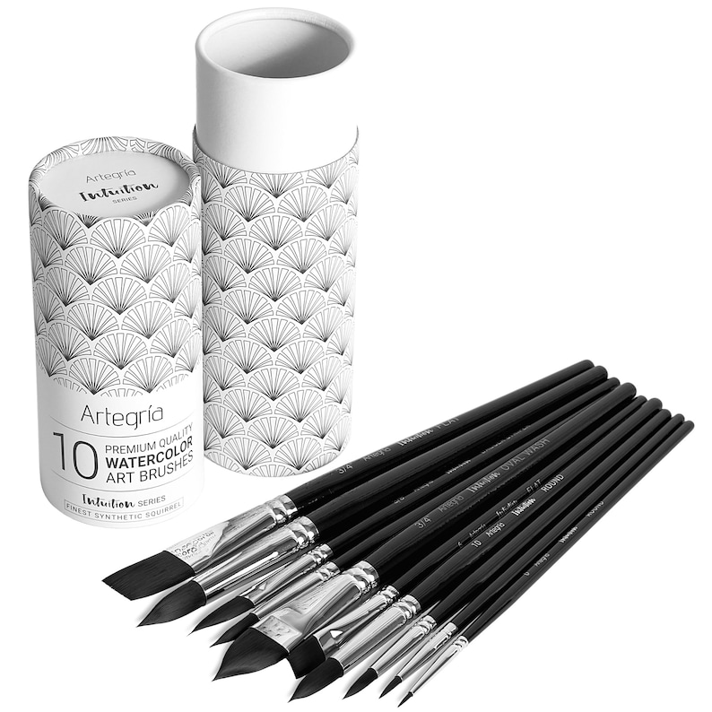 Op de afbeelding: Een set van 10 aquarelkwasten in een zwart-witte tube. De tube heeft een geometrisch patroon en de tekst "Artegr&iacute;a Intuition Series". De kwasten zijn in een waaier vorm gerangschikt met de handvatten naar boven gericht. De kwasten zijn zwart met zilveren ferrules en hebben verschillende maten.