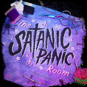 Peut inclure: Motif de point de croix violet et noir avec le texte "The Satanic Panic Room" et le nom de profil sur les réseaux sociaux "@Squoooshys Stitch bits".