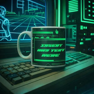 Puede incluir: Taza de cerámica blanca con un diseño retro-futurista verde y el texto "INSERT ANY TEXT HERE". La taza se encuentra frente a un teclado y una interfaz digital con luces de neón, evocando una estética tecnológica vintage.
