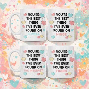 Könnte beinhalten: Vier weiße Keramikbecher mit dem Text "YOU'RE THE BEST THING I'VE EVER FOUND ON" gefolgt von "BUMBLE", "HINGE", "THE INTERNET" und "TINDER". Jeder Becher hat herzförmige Designs in Rosa, Blau und Gelb.