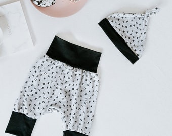 Handmade Unisex xoxo Baby Harem Pants and Top Knot Hat Set | Gender Neutral Baby Boy or Baby Girl | Newborn Baby Gift for Baby Shower 