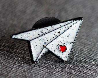 Papierflieger Emaille Pin, Herz Pin, Freundschaft Pin, Liebes Pin, Anstecknadel, Geschenk beste Freundin, kleine Aufmerksamkeit, Origami Pin