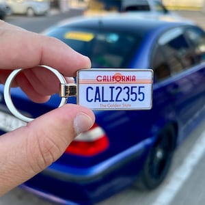 Llavero con matrícula retro de California - Llavero personalizado de estilo vintage - Etiqueta de matrícula de California personalizada - Accesorio retro para automóvil, llavero de Los Ángeles