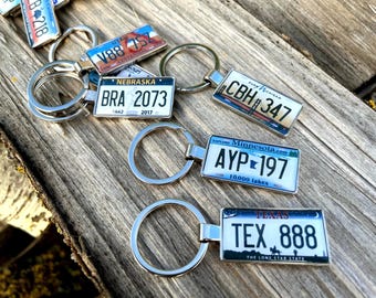 Customizable US License Plate Keychain: Personalized Car Tag Souvenir