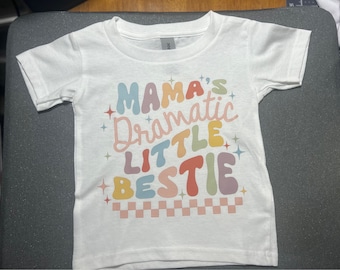 Camiseta Momma's Little Bestie - Linda camiseta para niños pequeños - Ropa familiar personalizada - Adorable