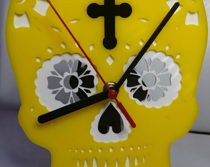 Skull clock yellow and white