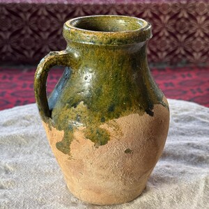 アンティークグリーン釉陶器ピッチャー：素朴なキッチン装飾（17.5 cm）