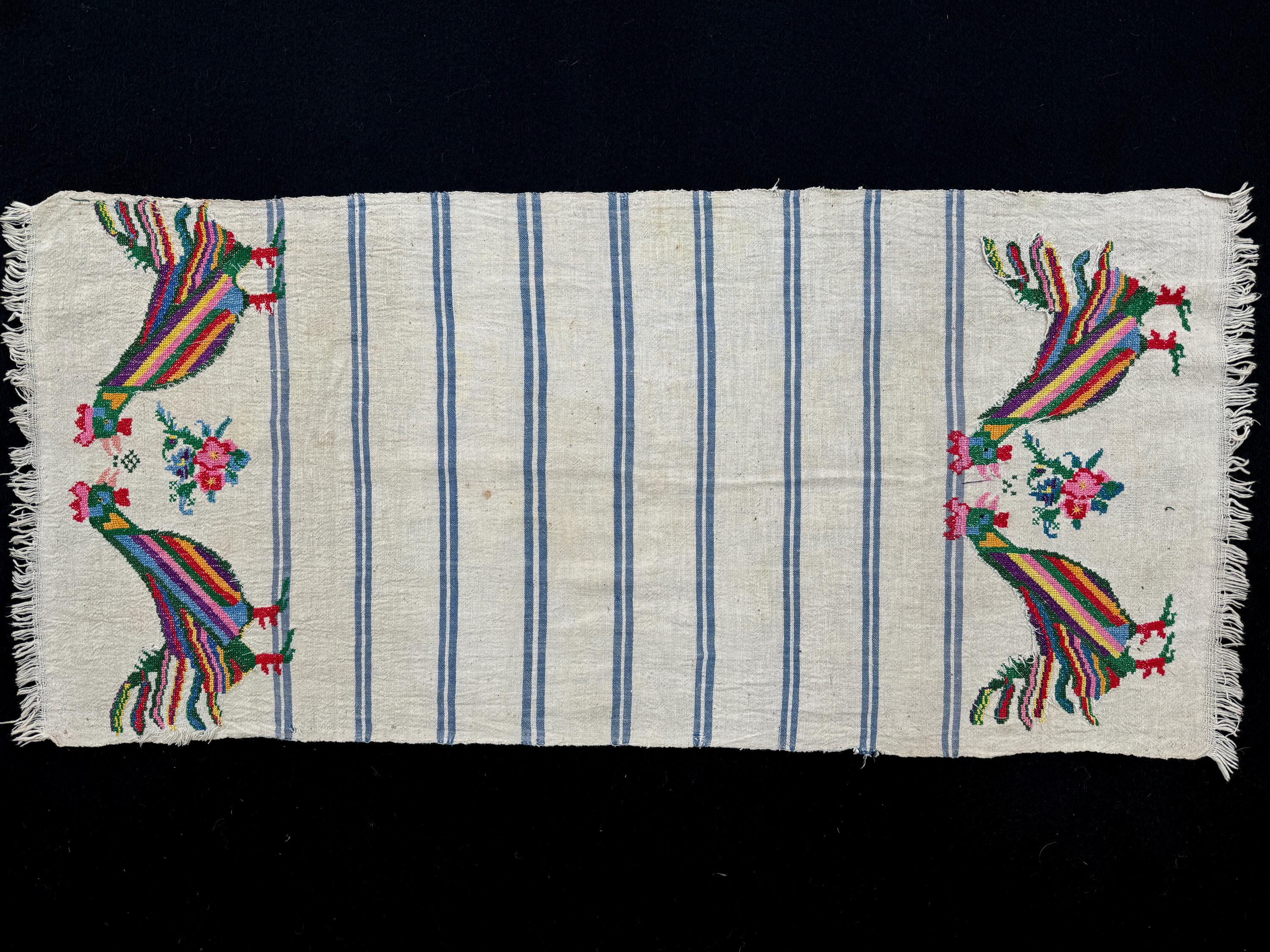 アンティークトルコ刺繍の雄鶏の織物：カラフルな手仕事のランナー（85