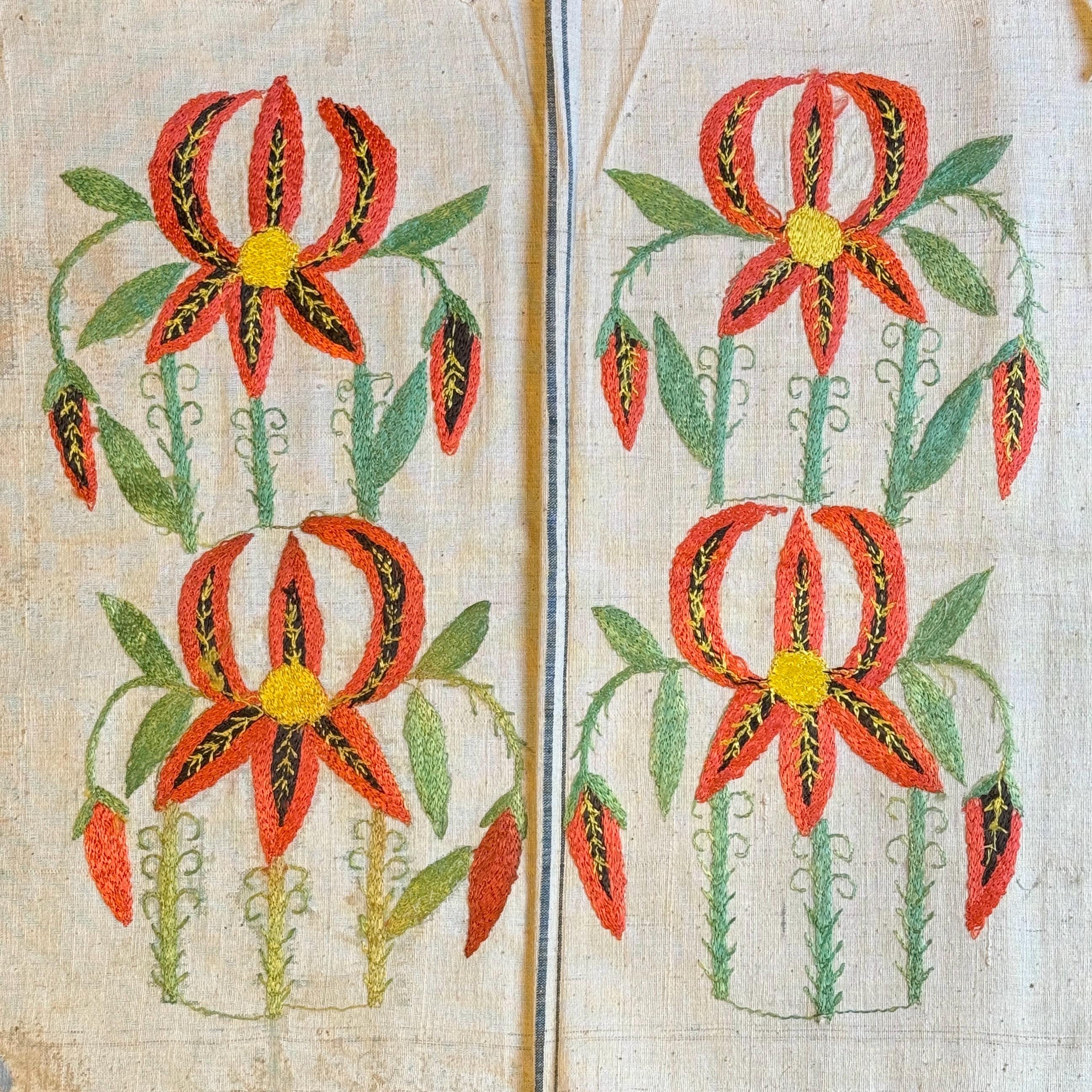Textil anatolia vintage: bordado floral rojo y verde, arte popular tejido a mano
