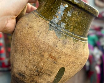 Pichet antique en poterie émaillée verte : vase cruche rustique fait main