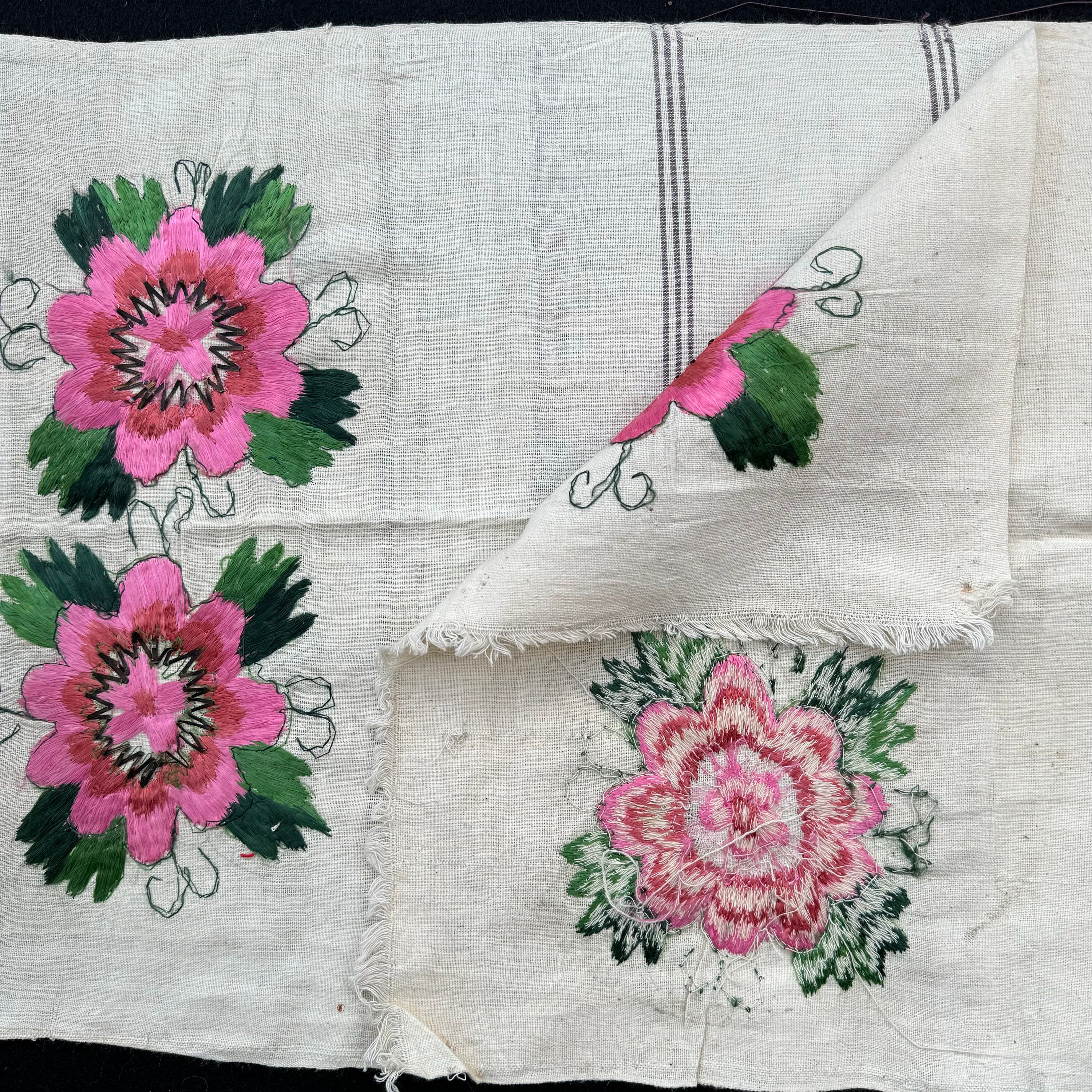 ♥フランスからやって来たピンクの花刺繍ヴィンテージブリキ棚♥