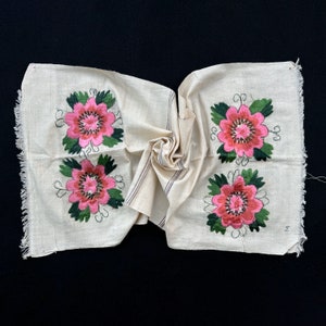 Tecido branco tradicional vintage feito à mão com bordado floral rosa