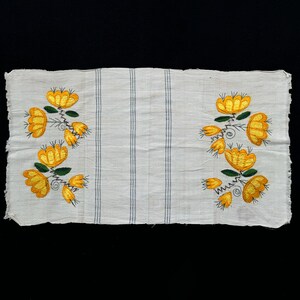 1950年代のヴィンテージ、黄色の花柄刺繍が施された手作りの伝統的な生地