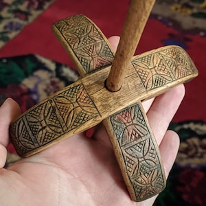 Ferramenta de fiação turca antiga e rara, fuso turco colorido feito à mão, esculpido e decorado à mão, kirman turco