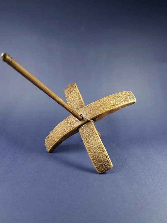 Broche Artisanale Turque En Bois De Manguier Sculpté Main - Fuseau à Loup (petite Loupe Jaune)