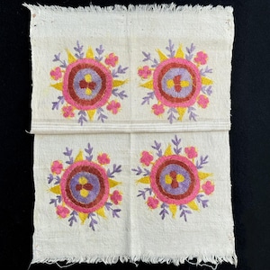 Vintage Floral Embroidered Cloth: Retro Table Runner (85 x 39 cm)